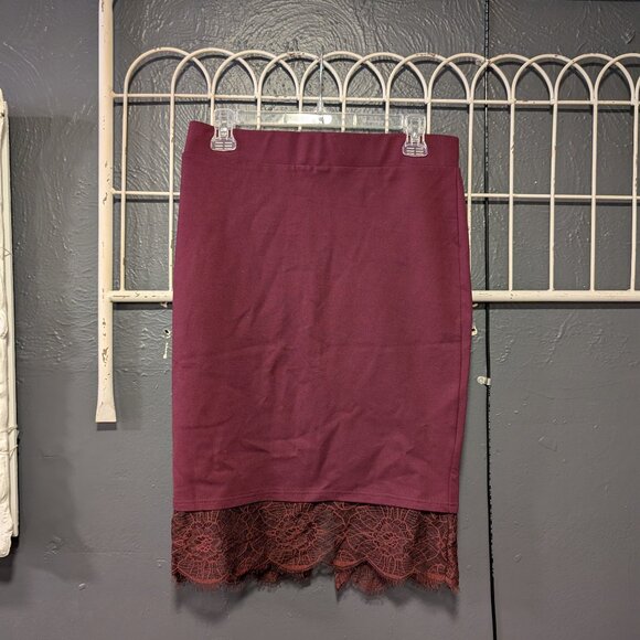 BNWT. Size 00 (10) Torrid Burgundy Skirt with Lace Bottom. - Picture 1 of 4